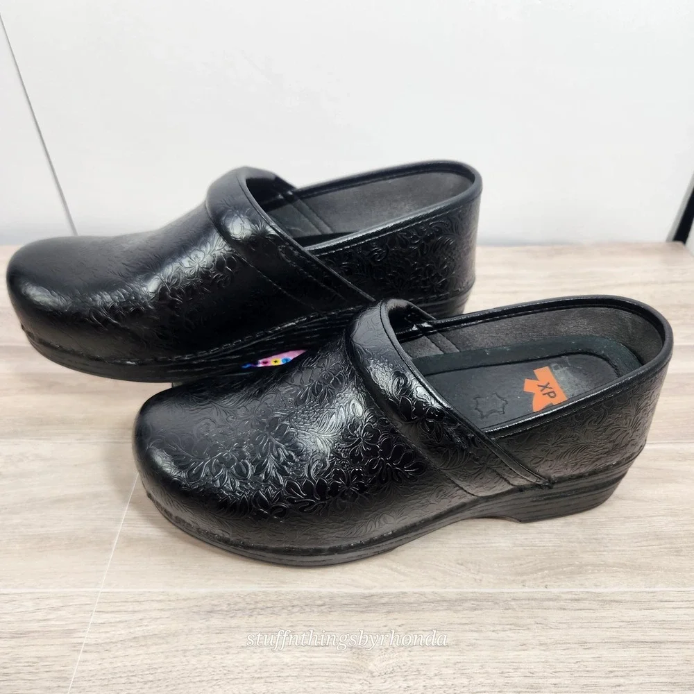 Dansko Black Tooled Leather Floral Professional Stapled Clogs EU 38 US 7.5-8 - Picture 3 of 13